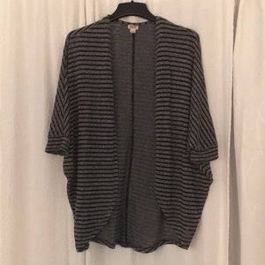 Long, no shoulder seem cardigan